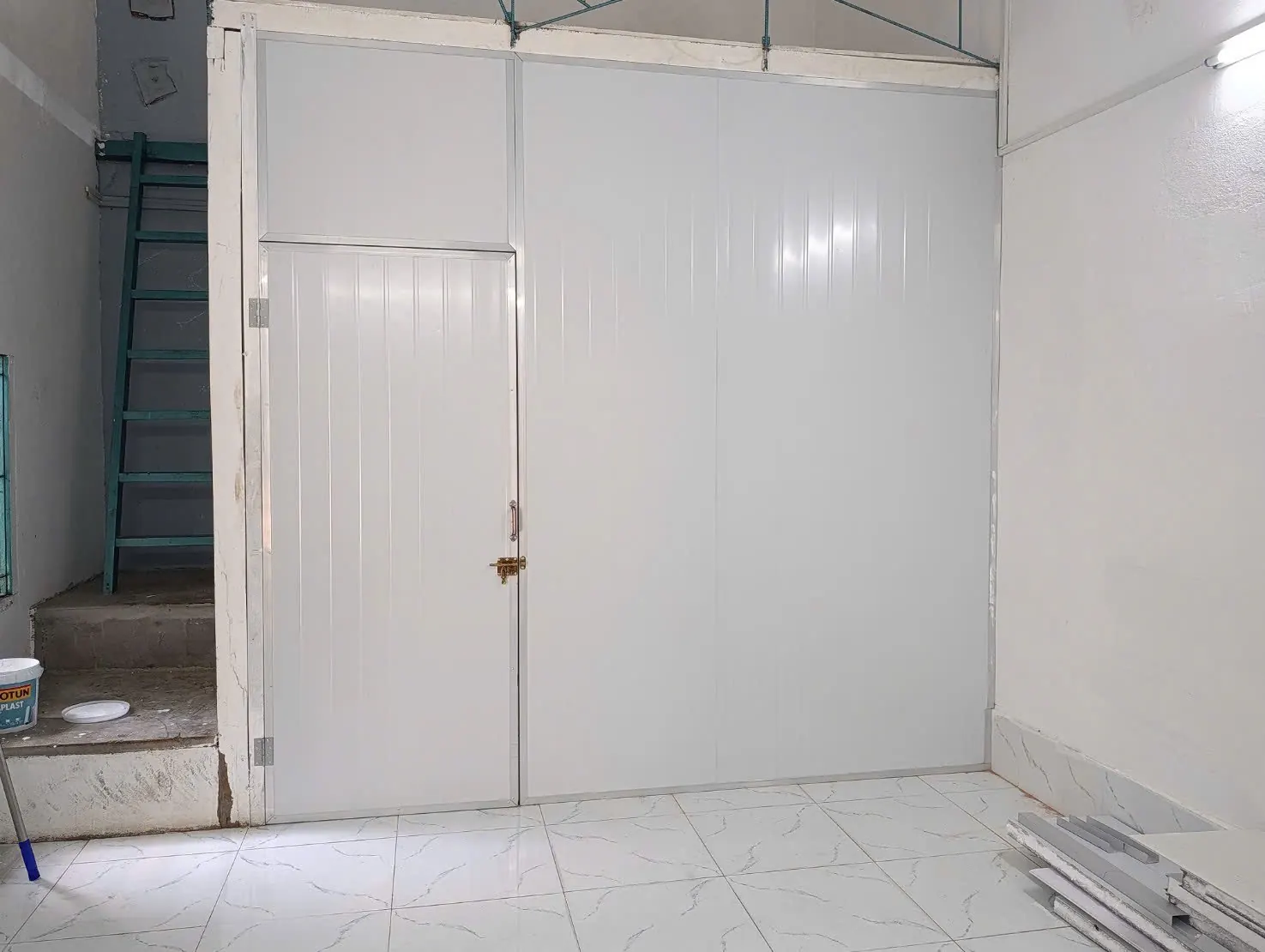 Vách panel trắng trong nhà